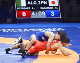 　男子グレコローマン８７キロ級１回戦でセルビア選手（左）と対戦する阪部創＝ザグレブ（共同）