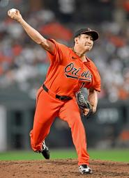 　ジャイアンツ戦の６回、リーグトップに並ぶ５３号ソロを放つドジャース・大谷＝ロサンゼルス（共同）