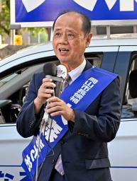　岡山市長選が告示され、第一声を上げる大森雅夫氏＝２１日午前、岡山市北区
