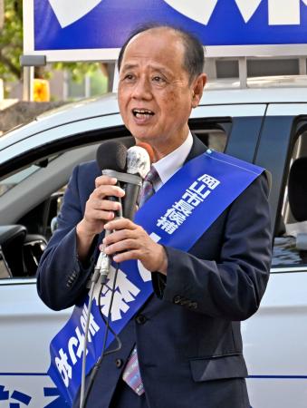 　岡山市長選が告示され、第一声を上げる大森雅夫氏＝２１日午前、岡山市北区
