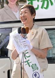 　岡山市長選が告示され、第一声を上げる大森雅夫氏＝２１日午前、岡山市北区