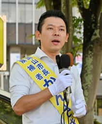 　岡山市長選が告示され、第一声を上げる大森雅夫氏＝２１日午前、岡山市北区