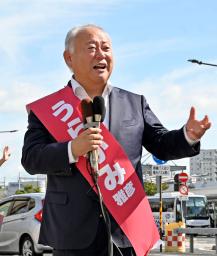 　岡山市長選が告示され、第一声を上げる大森雅夫氏＝２１日午前、岡山市北区