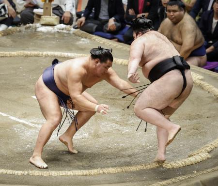 　豊昇龍（左）が押し出しで豪ノ山を下す＝両国国技館