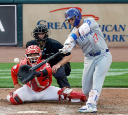 　ジャイアンツ戦の６回、バットを折りながら右前打を放つドジャース・大谷＝ロサンゼルス（共同）