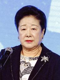 　２２日、ソウル中央地裁に出頭した旧統一教会の韓鶴子総裁（中央）（共同）