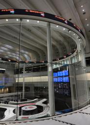 　日経平均株価の終値を示すボード＝２２日午後、東京中央区