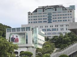 　韓国・京畿道加平の教団施設にある建物。創設者の文鮮明氏（故人）と韓鶴子総裁の写真が掲げられていた＝２０２２年９月（共同）