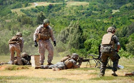 　沖縄県の米軍キャンプ・ハンセンで報道陣に公開された機関銃の実弾射撃訓練＝２２日午後
