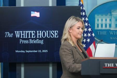 　ホワイトハウスで記者会見するキャロライン・レビット米大統領報道官＝２２日、ワシントン（ＡＰ＝共同）