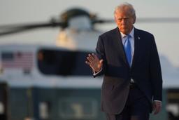 　ホワイトハウスで記者会見するキャロライン・レビット米大統領報道官＝２２日、ワシントン（ＡＰ＝共同）