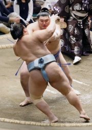 　豊昇龍（右）がすくい投げで若元春を下す＝両国国技館