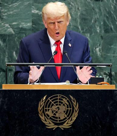 　国連総会一般討論で演説するトランプ米大統領＝２３日、米ニューヨークの国連本部（ロイター＝共同）