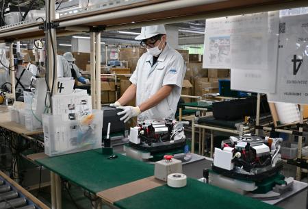　高級炊飯器「炎舞炊き」シリーズが組み立てられる象印マホービン大阪工場＝２４日、大阪府大東市