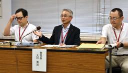 　ＳＮＳ上で拡散した誤情報について、記者会見する北九州市教委の太田清治教育長（中央）ら＝２４日午後、北九州市小倉北区役所