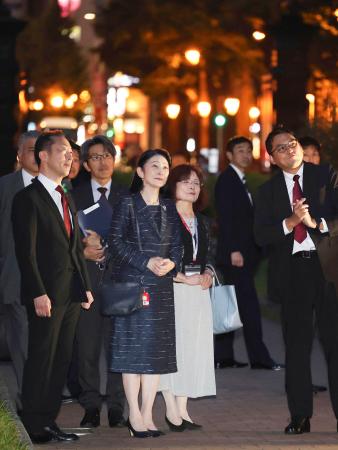 　「結核・呼吸器感染症予防週間」に合わせてライトアップされた北海道庁旧本庁舎を見学された紀子さま＝２４日午後、札幌市（代表撮影）