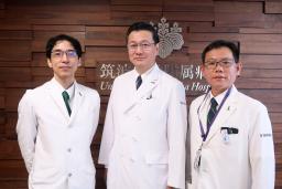 　膵腎同時移植に携わった筑波大付属病院の小田竜也教授（中央）ら＝２４日午後、茨城県つくば市