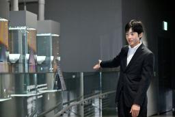 　大阪・関西万博の日本館を視察される悠仁さま＝２４日午後、大阪市此花区の夢洲（代表撮影）