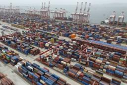 　中国広東省にある貿易港＝４月（ＡＰ＝共同）
