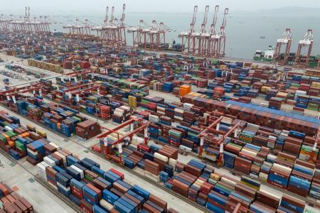 　中国広東省にある貿易港＝４月（ＡＰ＝共同）
