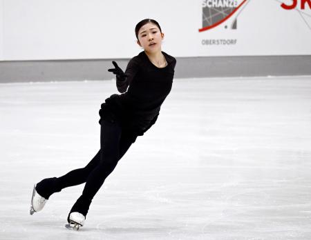 公式練習で調整する千葉百音=オーベルストドルフ(共同)