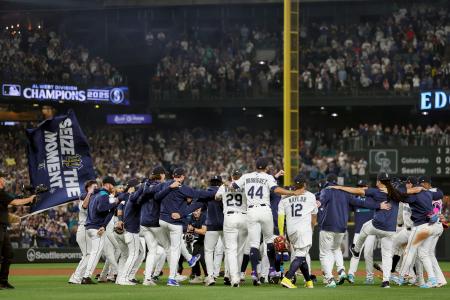 地区優勝を決め、喜ぶマリナーズの選手ら=シアトル(ゲッティ=共同)
