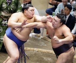 　安青錦（左）が切り返しで豊昇龍を破る＝両国国技館