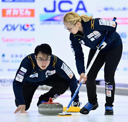 1次リーグで上野美優、山口剛史組と対戦し、ショットを放つ青木豪。右は小穴桃里=稚内市みどりスポーツパーク
