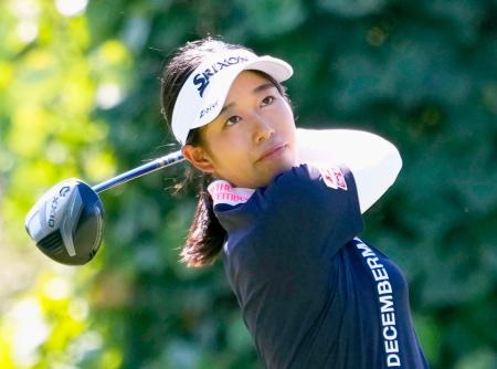 第1日、13番でティーショットを放つ吉本ここね。5アンダーで首位=利府GC