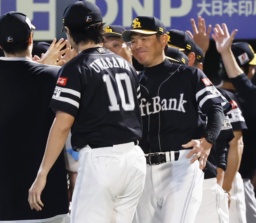 　７回ソフトバンク１死三塁、栗原が右翼線に勝ち越しの適時二塁打を放つ＝楽天モバイルパーク