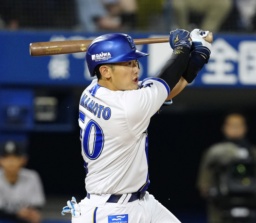 　巨人に勝利し、タッチを交わすＤｅＮＡナイン＝横浜