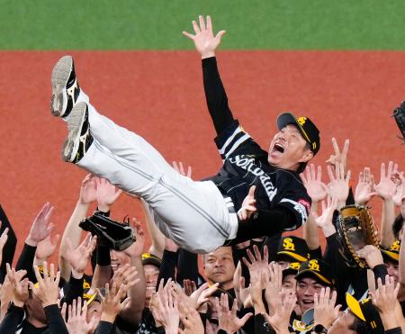 プロ野球パ・リーグで2連覇を果たし、胴上げされるソフトバンクの小久保裕紀監督=27日、ベルーナドーム