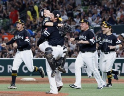 　プロ野球パ・リーグで２連覇を果たし、胴上げされるソフトバンクの小久保裕紀監督＝２７日、ベルーナドーム