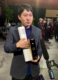 　２７日、ブザンソン国際若手指揮者コンクールで優勝し、取材に応じる米田覚士さん＝フランス東部ブザンソン（共同）