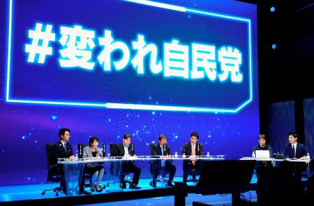 　自民党総裁選の討論イベントに出演した（左から）小泉農相、高市前経済安保相、林官房長官、茂木前幹事長、小林元経済安保相＝２７日夜、東京都世田谷区