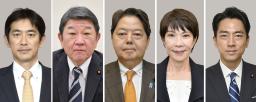 　自民党総裁選の討論イベントに出演した（左から）小泉農相、高市前経済安保相、林官房長官、茂木前幹事長、小林元経済安保相＝２７日夜、東京都世田谷区