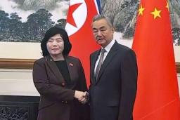 　握手する北朝鮮の崔善姫外相（左）と中国の王毅外相＝２８日、北京（国営中国国際テレビの「微博（ウェイボ）」公式アカウントから、共同）