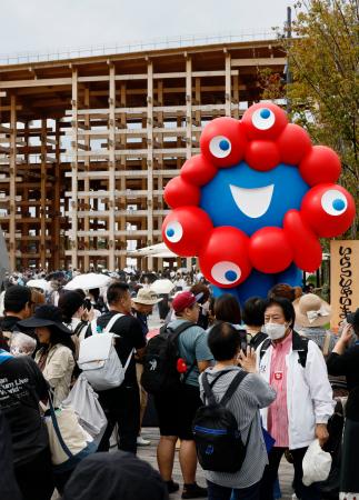 　多くの人でにぎわう大阪・関西万博の会場＝２９日午前、大阪市此花区の夢洲