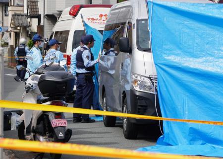 　成人女性２人の遺体が見つかった広島市南区の現場付近＝２９日午後１時３３分