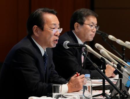 　記者会見する千葉銀行の米本努頭取（手前）と千葉興業銀行の梅田仁司頭取＝２９日午後、千葉市中央区