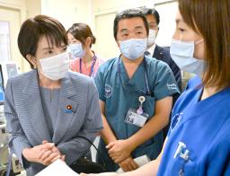 　老人ホームの視察に訪れ、関係者らと対話する小泉農相＝２９日午前、東京都中野区