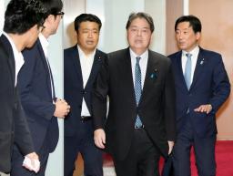 　老人ホームの視察に訪れ、関係者らと対話する小泉農相＝２９日午前、東京都中野区