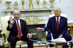 　４月、ワシントンで会談するトランプ米大統領（右）とイスラエルのネタニヤフ首相（ゲッティ＝共同）