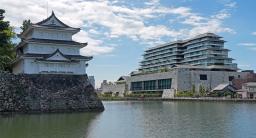 　城のような外観が特徴の「エスパシオ　ナゴヤキャッスル」。右奥は名古屋城天守閣＝名古屋市