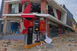 　地震で損壊したフィリピン中部セブ州のファストフード店＝１日（ＡＰ＝共同）