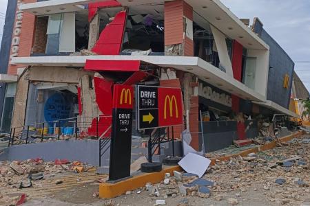 　地震で損壊したフィリピン中部セブ州のファストフード店＝１日（ＡＰ＝共同）