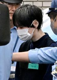 　東本拓也容疑者が「出前館」で注文した商品と同じアイスクリームや弁当＝２日午前、名古屋・中川署