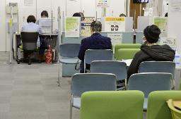 　就職相談の順番を待つ人＝２０２０年、東京都内のハローワーク