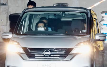 　送検のため岐阜中署を出る立花浩二容疑者を乗せた車両＝３日午前９時３７分