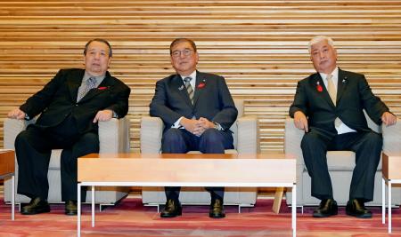 　閣議に臨む（左から）村上総務相、石破首相、中谷防衛相＝３日午前、首相官邸